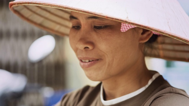 手持视图的越南妇女在街头市场工作视频素材