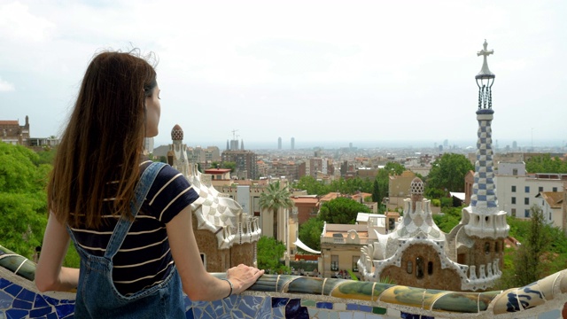 旅游中的女游客。年轻女子看巴塞罗那城市全景的后视图。西班牙4 k。视频素材