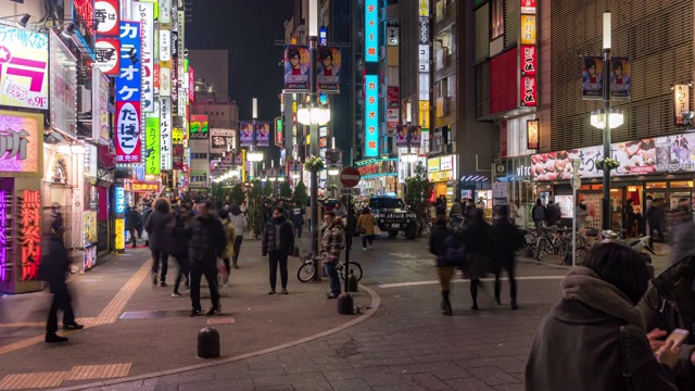 时光流逝:东京新宿歌舞伎町挤满了行人和游客视频素材