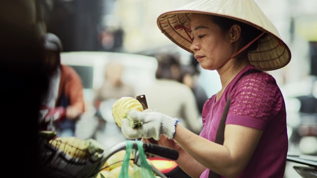 手持视图的越南妇女在街头市场工作视频素材