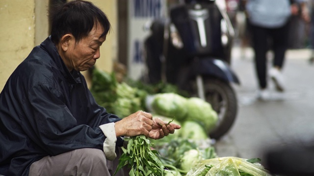 手持的越南男子在街上卖草药视频素材