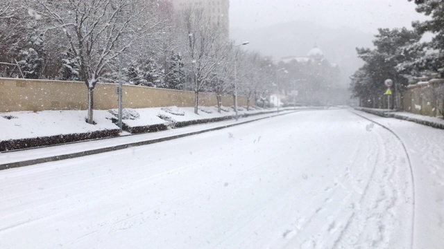 城市道路在大雪中视频素材