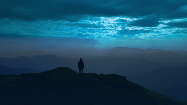 这个人站在山顶上，背景是月光视频素材