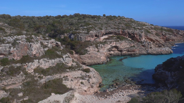 西班牙马略卡岛巴利阿里群岛上的小海湾Cala des Marmols视频素材