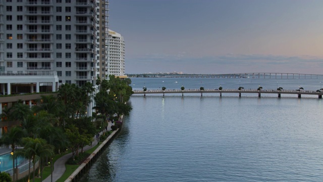 日落时分，用无人机拍摄Brickell Key Drive视频素材