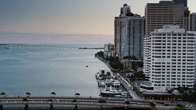 日落时分，无人机拍摄的公寓大厦和Brickell Key Drive视频素材