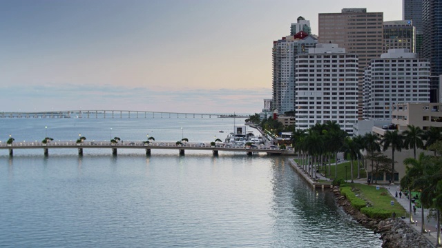 一架无人机正在接近迈阿密的Brickell Key Drive视频素材