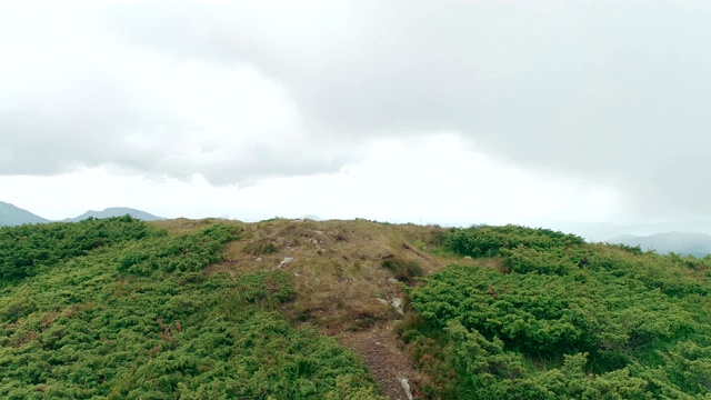 飞行围绕着云中风景如画的山峰视频素材