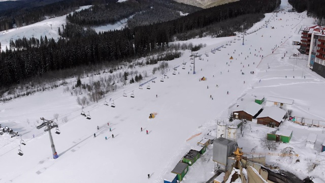 空中滑雪场滑雪者和滑雪缆车在雪山滑雪场视频素材