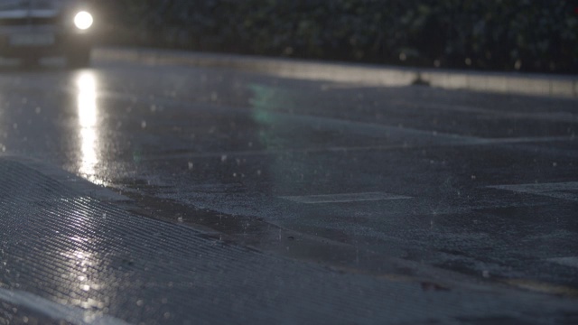 细雨和汽车在潮湿的道路上行驶视频素材