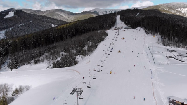 空中滑雪场滑雪者和滑雪缆车在雪山滑雪场视频素材