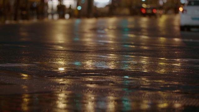 雨后行人过街，夜景视频素材