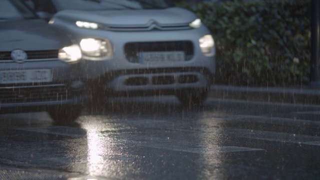 雨天傍晚的交通运输视频素材