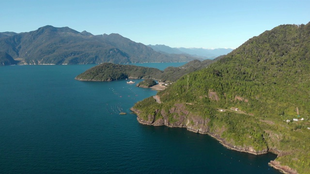 山脉和岛屿在Reloncavi河口，智利南部视频素材