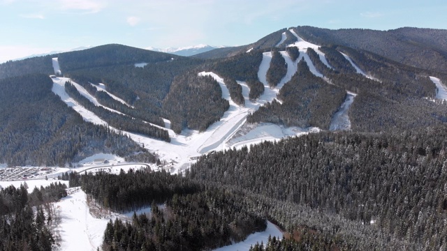 滑雪胜地的空中滑雪场与滑雪者和滑雪缆车。的雪山森林视频素材