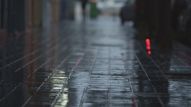 雨夜里模糊的街道视频素材