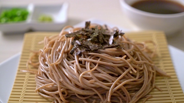 冷荞麦荞麦面或扎鲁拉面-日本食物风格视频素材