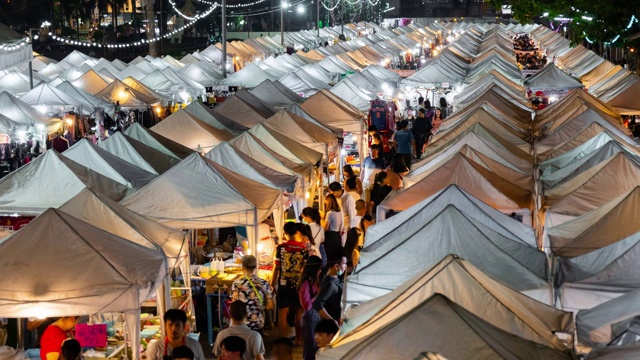 许多人在夜市步行路的景点，泰国曼谷。视频素材