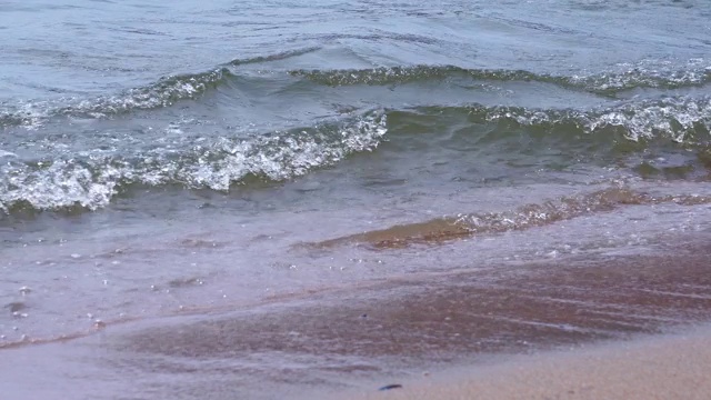 小海浪在海景，海滩的波浪，海浪打破海滩。视频素材