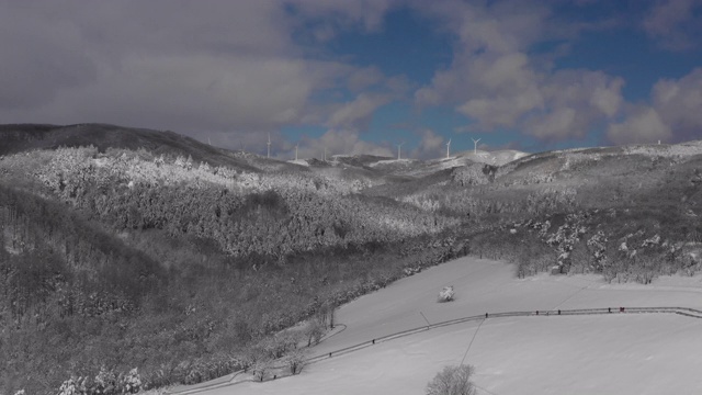 雪中的风力涡轮机/韩国平昌郡的大瓦林明，江原道视频素材