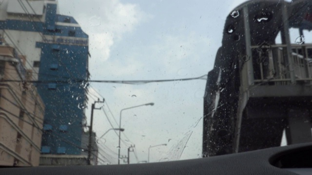 雨刷是用来除去雨点的视频素材