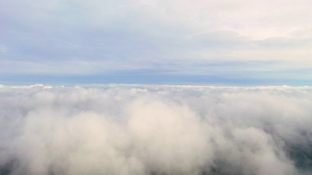 空中的云在天空中飞翔。鸟瞰日出或日落时蓝天白云。鸟瞰图云图。纹理的云。全景。云在运动。快速播放视频素材