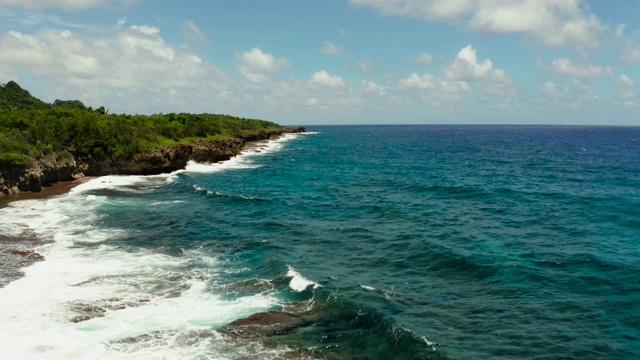 海浪拍打着海岸视频素材