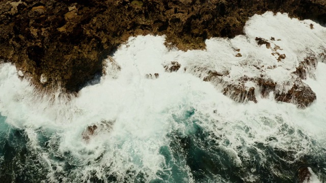 海浪拍打着海岸视频素材