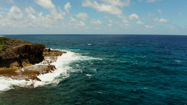 海浪拍打着海岸视频素材