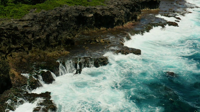 海浪拍打着海岸视频素材