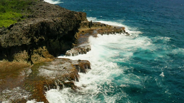 海浪拍打着海岸视频素材