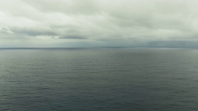 海景，蔚蓝的大海，云和岛屿的天空视频素材