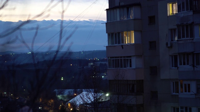 城市的黄昏景象，住宅楼的窗户在黄昏视频素材