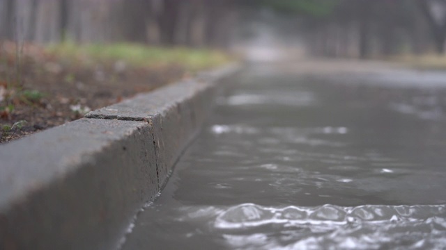 落寞的秋雨后巷有水坑，沥青路上有水坑。视频素材