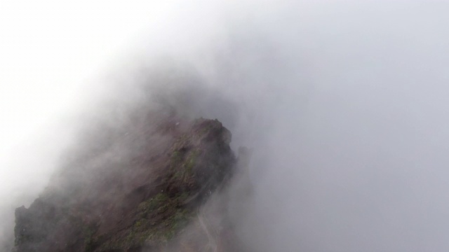 马德拉岛的山被雾覆盖视频素材