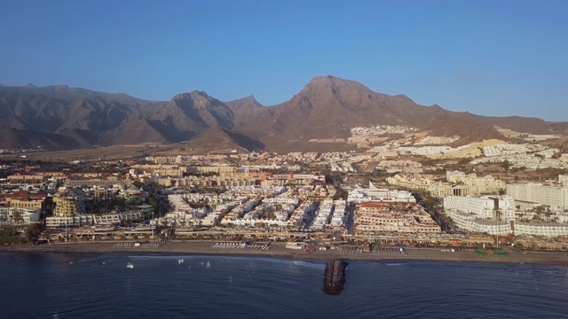 Playa de las Americas度假村和Playa de Fanabe海滩的航空全景图，特内里费，加那利群岛，西班牙。视频素材