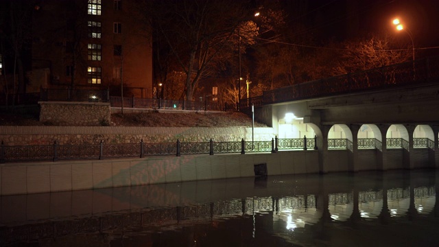 城市河堤和桥在秋天的夜晚被灯笼照亮视频素材