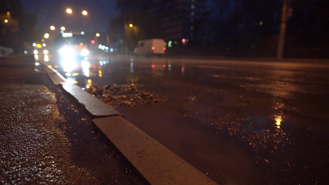 秋雨交加的夜晚，街灯映照在水坑里视频素材