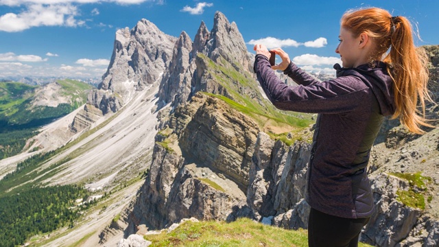 女旅行者在塞塞达山在白云石山脉拍摄惊人的景色视频素材