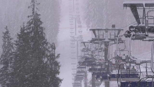 滑雪胜地的滑雪缆车。滑雪者爬上滑雪椅电梯，上到滑雪场视频素材