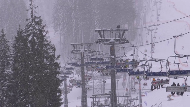 滑雪胜地的滑雪缆车。滑雪者爬上滑雪椅电梯，上到滑雪场视频素材