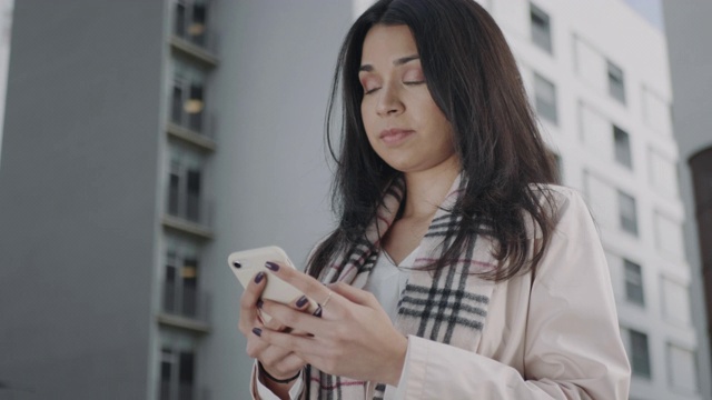 女商人用手机发短信。不高兴的女经理在外面等着视频素材