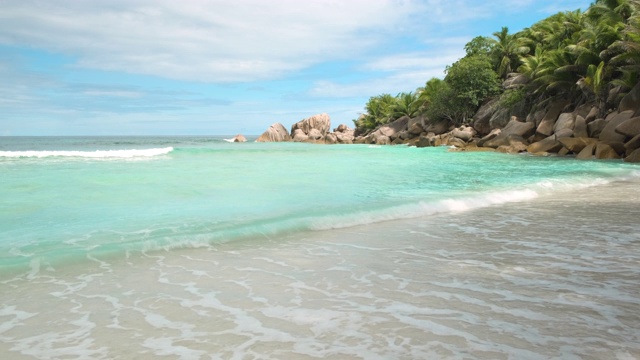 在沙滩上冲破海浪视频素材