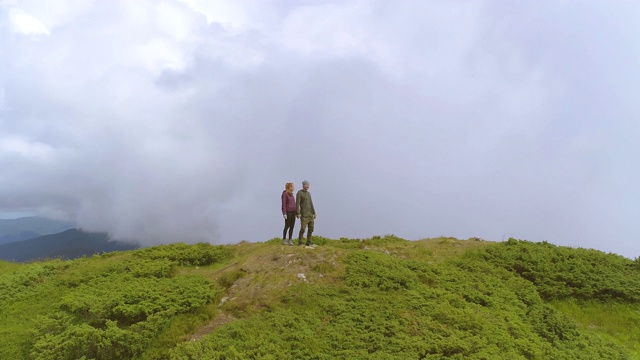 这对夫妇站在风景如画的山上视频素材