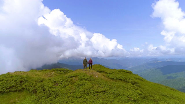 飞行在高山之上，站在一个人的背景上视频素材