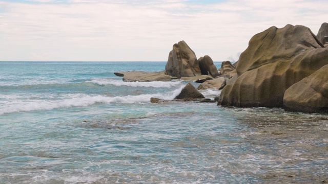 在沙滩上冲破海浪视频素材