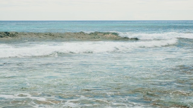 在沙滩上冲破海浪视频素材