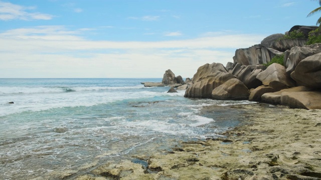 在沙滩上冲破海浪视频素材