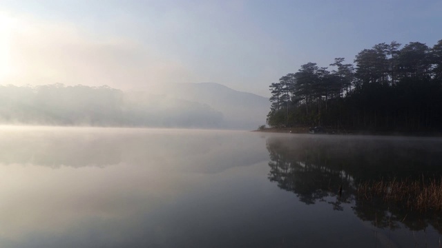 晨曦朦胧的湖视频素材