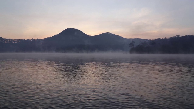 晨曦朦胧的湖视频素材